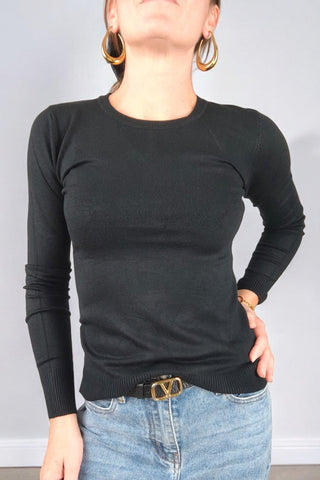 Maglione girocollo di peso medio, ideale per la mezza stagione e perfetto anche come sottogiacca. La vestibilità slim si adatta perfettamente alla silhouette, ma grazie al tessuto elasticizzato risulta comodo anche fino alla taglia 46.