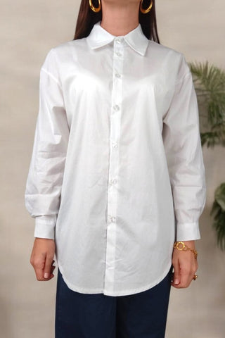 Camicia basica a maniche lunghe con una linea morbida e spalla scesa per un look rilassato. Presenta un classico collo a camicia e una chiusura con bottoni sul davanti.