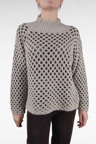 Maglione a collo lupetto con vestibilità squadrata e spalla raglan, che dona un tocco casual e moderno. Realizzato in tessuto caldo e morbido, perfetto per la stagione invernale.