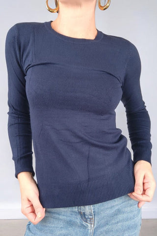 Maglione girocollo di peso medio, ideale per la mezza stagione e perfetto anche come sottogiacca. La vestibilità slim si adatta perfettamente alla silhouette, ma grazie al tessuto elasticizzato risulta comodo anche fino alla taglia 46.