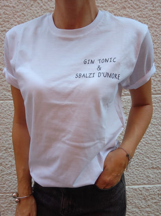 Modella indossa t-shirt Hangard con scritta "Gin tonic e sbalzi di umore