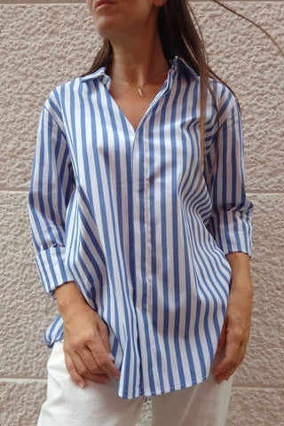 Modella con camicia a riche in cotone