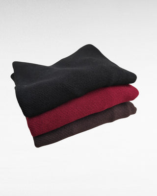 Maglione girocollo con bordo a taglio vivo per un look casual e moderno. La linea leggermente svasata garantisce una vestibilità comoda e versatile. Realizzato in un tessuto strutturato con un motivo che sembra una costine orizzontali, aggiunge un tocco di carattere al tuo outfit quotidiano.