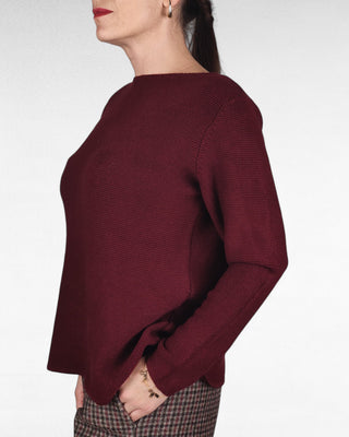 Maglione girocollo con bordo a taglio vivo per un look casual e moderno. La linea leggermente svasata garantisce una vestibilità comoda e versatile. Realizzato in un tessuto strutturato con un motivo che sembra una costine orizzontali, aggiunge un tocco di carattere al tuo outfit quotidiano.