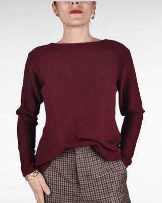 Maglione girocollo con bordo a taglio vivo per un look casual e moderno. La linea leggermente svasata garantisce una vestibilità comoda e versatile. Realizzato in un tessuto strutturato con un motivo che sembra una costine orizzontali, aggiunge un tocco di carattere al tuo outfit quotidiano.