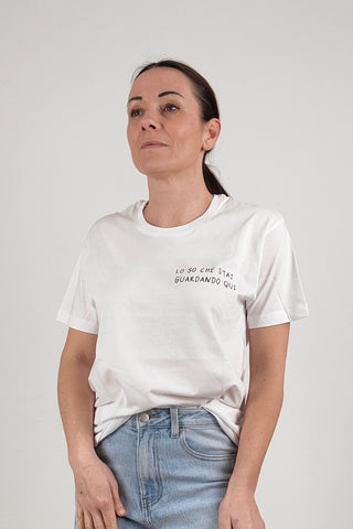 Modella indossa t-shirt Hangard " Lo so che stai guardando qui"