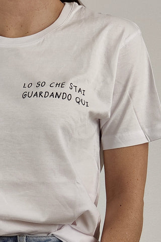 Modella indossa t-shirt Hangard " Lo so che stai guardando qui"